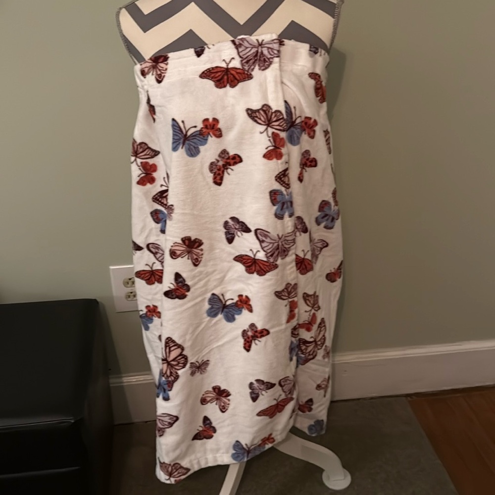 Room Essentials Butterfly Print Women's Velcro Towel Wrap Never Used. W/O pkg.